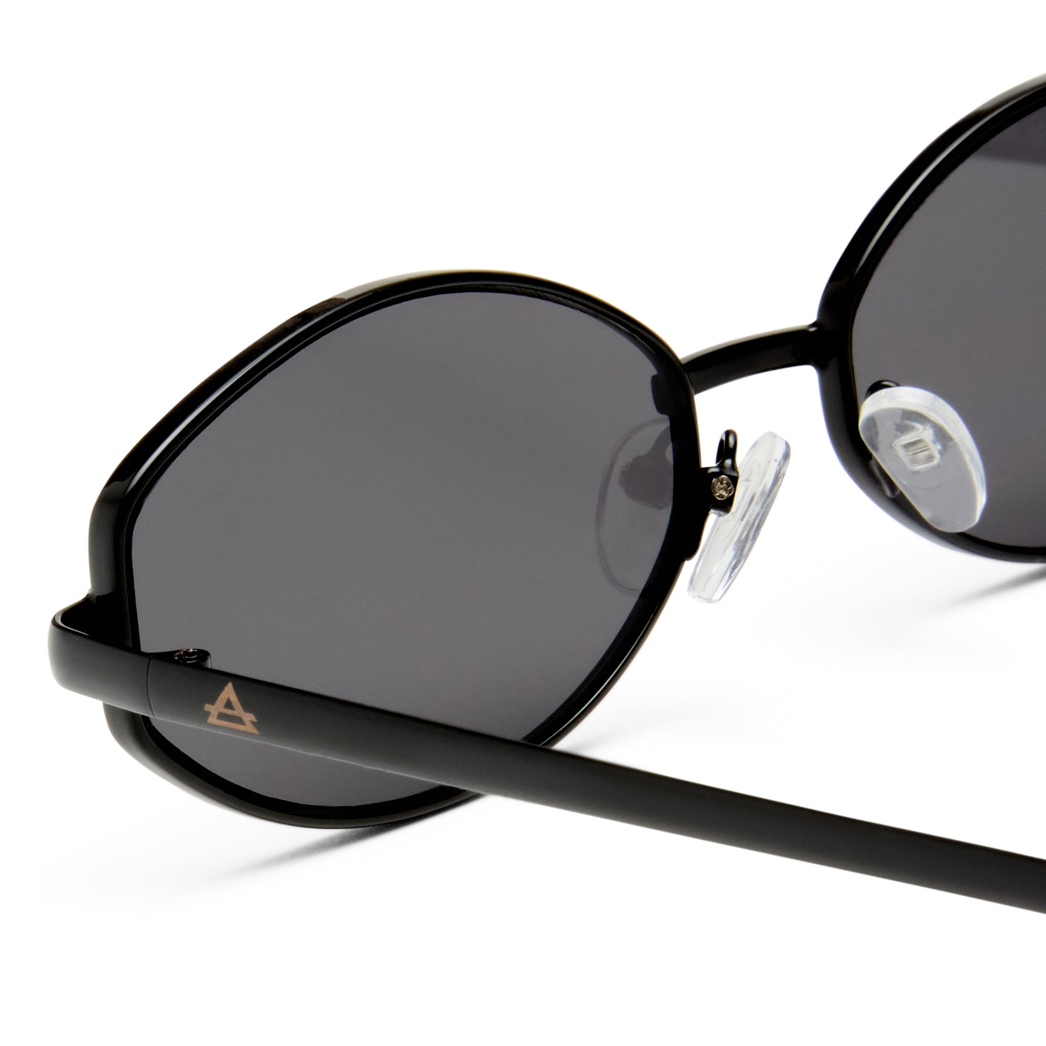 Aire | Objective | Black